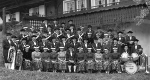 Der MV Obersimonswald im Jubiläumsjahr 1991. Frank (stehend, ganz rechts mit Trompete) mit seinen Brüdern Martin und Wolfgang (oberste Reihe, von links, Posaunen) unter Dirigent Erich Schwär (sitzend, mitte).
