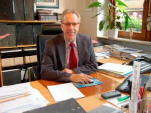 Reinhold Scheer als Bürgermeister an seinem Schreibtisch im Rathaus (Foto: Bernd Fackler, Badische Zeitung)