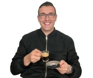 Fabian mit seinem Markenzeichen, der Tasse Espresso (Foto: steuerfabi.de)